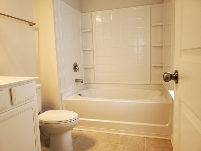 Building Photo - 2 Bedroom, 2.5 Baths End unit Townhome located in Townes at University East