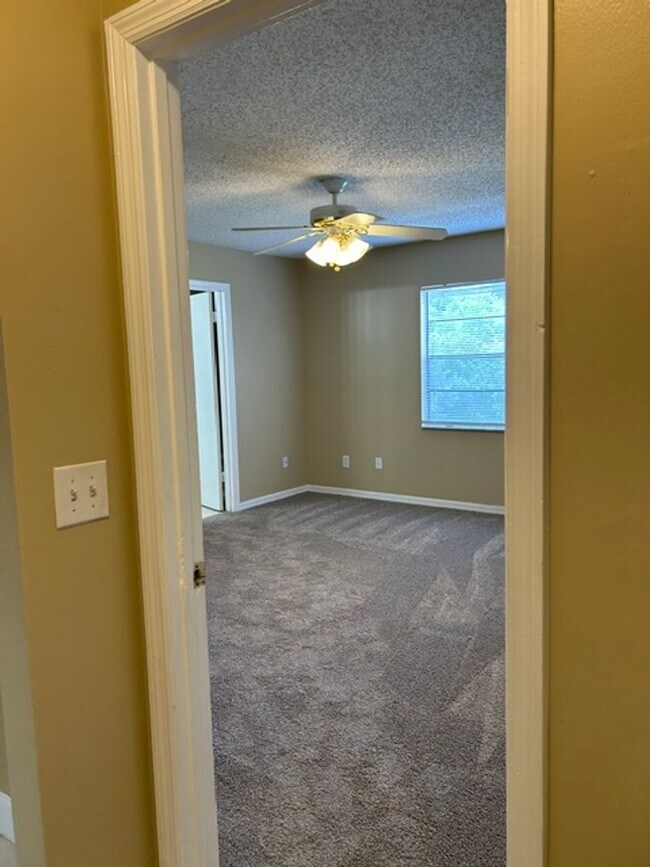 Building Photo - JUST LISTED -5 BEDROOM + BONUS ROOM - DELTONA NO PETS ALLOWED