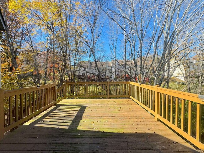 Building Photo - Lake Ridge Gem: Your Inviting Home Awaits!