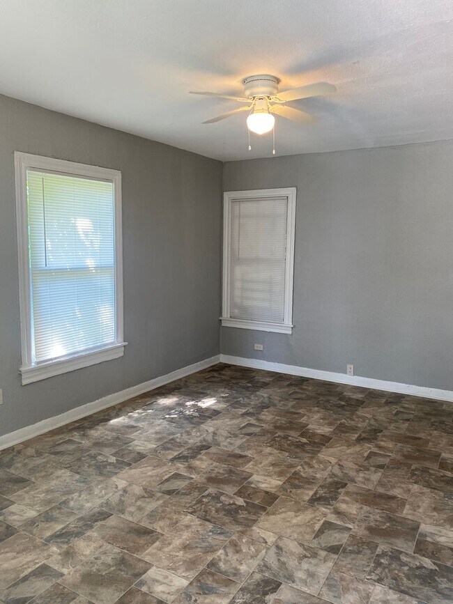 Building Photo - POINSETTIA DUPLEX