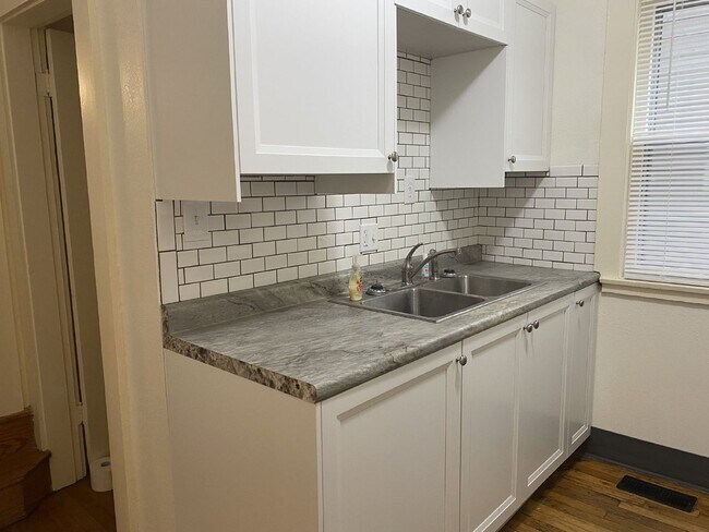 Building Photo - 908 SW 12th St