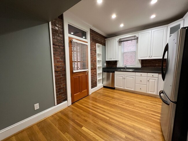 Building Photo - WEST GHENT