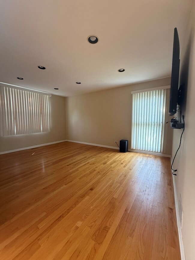 Building Photo - 1062 Dearborn Ln