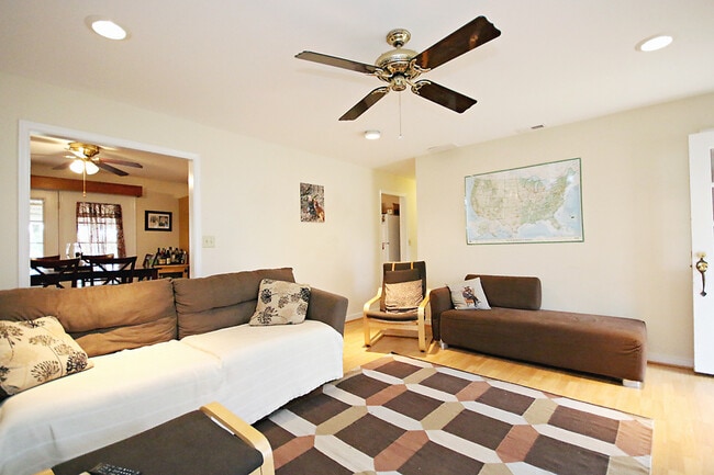 Building Photo - Pet Friendly, One Level Living in Johnson ...