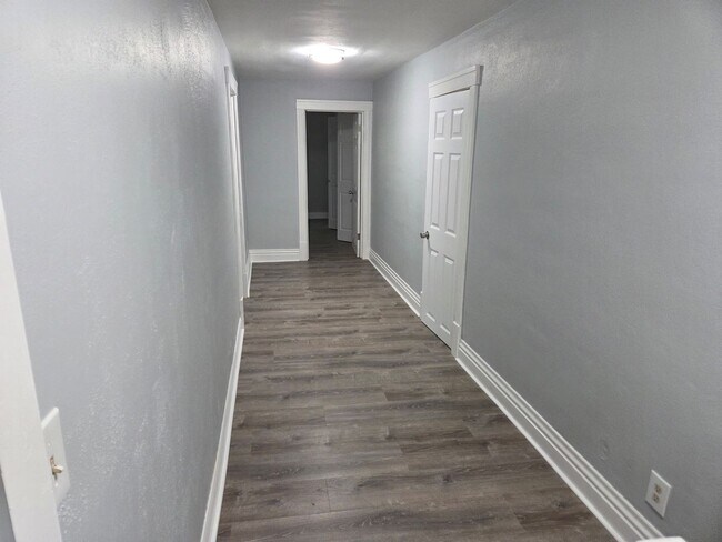Building Photo - Fully Remodeled for Immediate Move-In