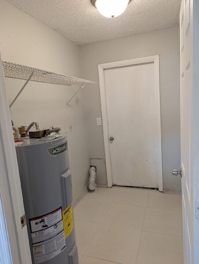Building Photo - Move in Special half off first months rent - Lovely 3 bed 2 bath duplex
