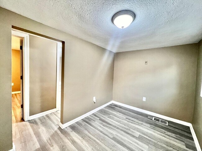Building Photo - Move in ready!