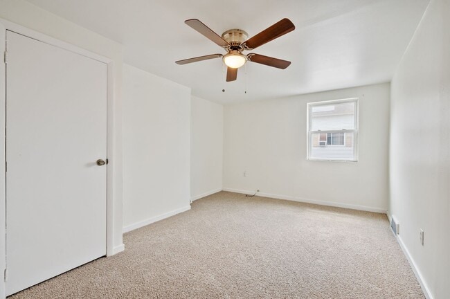 Building Photo - 2 bed 1 bath with fresh updates - great location, fenced in yard