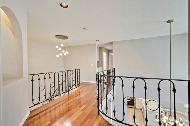 Building Photo - Beautiful and spacious 3 bedroom 2.5 bath ...