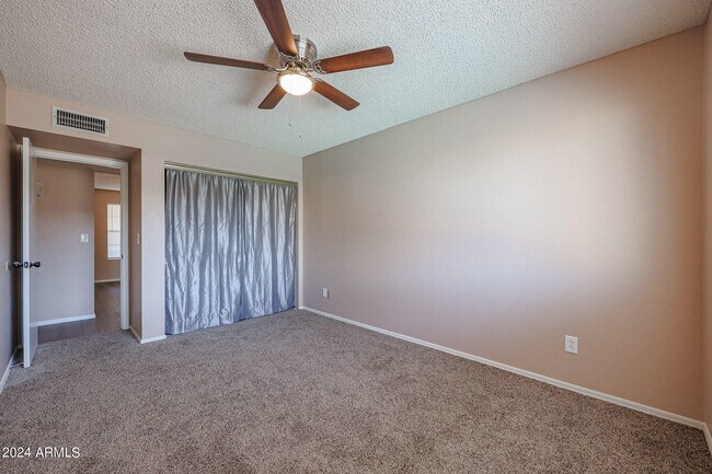 Building Photo - 7119 W Cameron Dr
