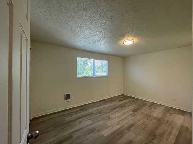 Building Photo - Spacious 2 Bed 1.5 Bath Apartment in Gresham - Newly Renovated w/ Washer & Dryer!