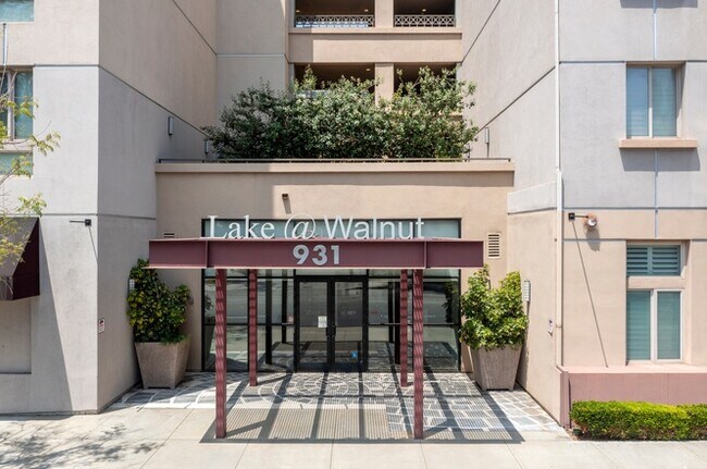 Building Photo - 931 E Walnut St