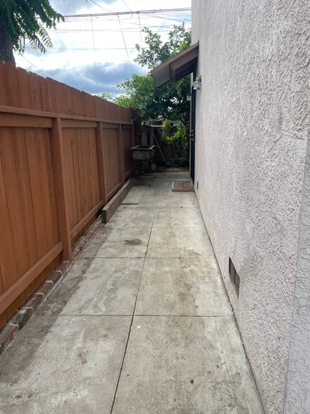 Building Photo - 5843 Myrtle Ave