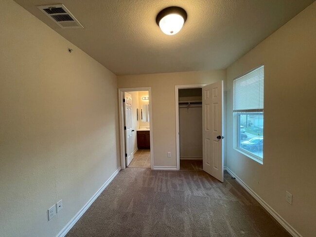 Building Photo - Town home for rent