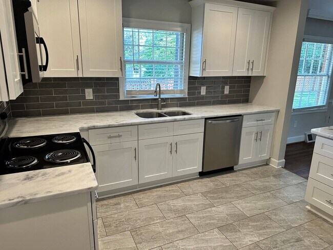 Building Photo - Myers Park 3 Bedrooms 2 Bathroom Duplex!