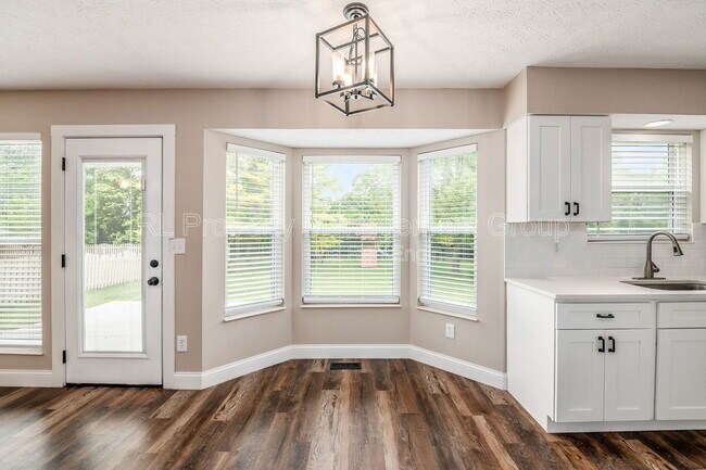 Building Photo - 2940 Wynridge Dr