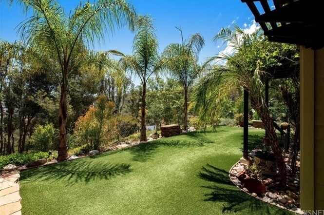 Shared Backyard - 8729 Hollywood Hills Rd