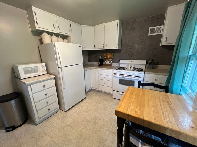 Building Photo - Fully Furnished 1 Bedroom, 1 Bathroom Dupl...