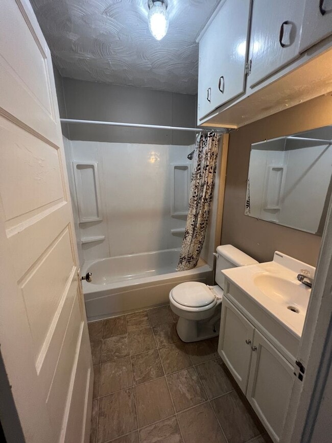 Building Photo - 2 bedroom/1 bathroom