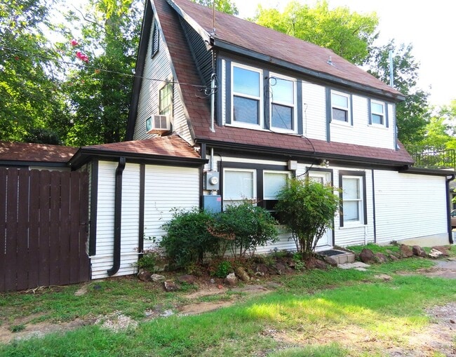 Building Photo - Utilities Included! 1 Bedroom Apartment, D...