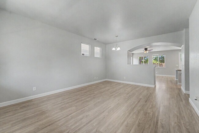 Building Photo - 4 bedroom 2 bath home located in Yuba City