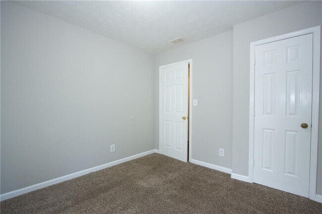 Building Photo - 2139 Golfview Dr SE