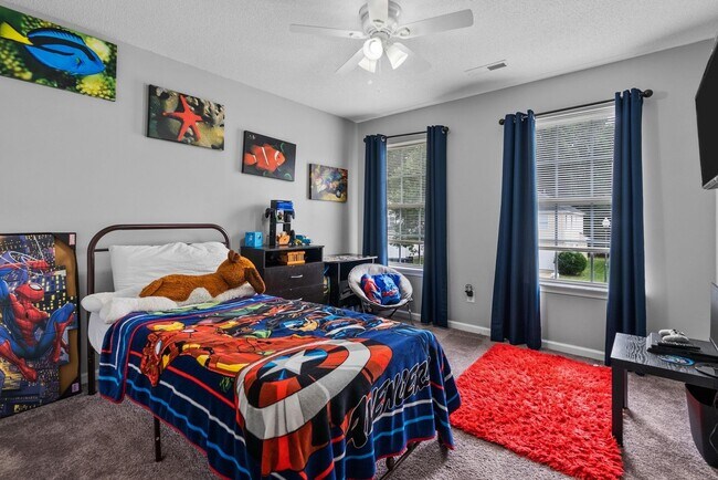 Building Photo - Luxurious 5-Bed, 2.5-Bath Home with Solar Panels in Newport News