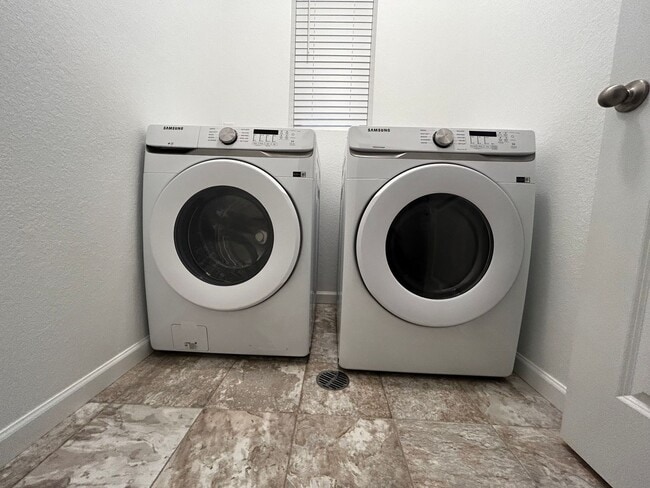 Building Photo - Spacious and Updated 3 Bedroom Home with Attached Garage in Longmont Available for June!