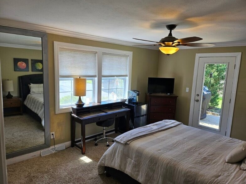 Building Photo - 14949.5 Hook Hollow Rd