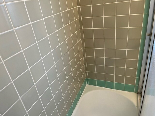 Bath Tub Tile - 3137 S Barrington Ave