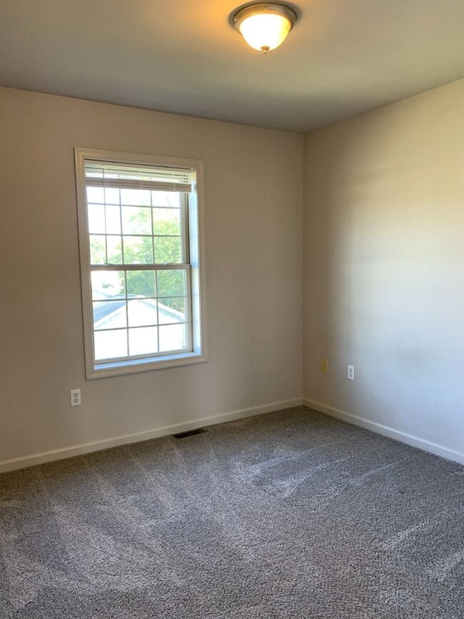 Building Photo - Make This Beautiful 3-Bedroom Townhouse Yo...