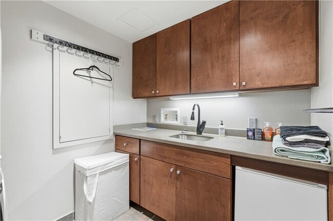 Building Photo - 5 W Mountain St