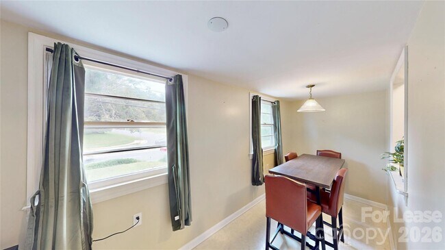 Building Photo - 1136 E Woodlawn Rd