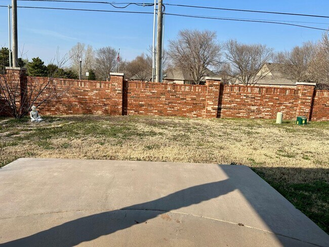 Building Photo - AVAILABLE NOW - $500 OFF FIRST FULL MONTH - Beautiful Home In Edmond School District!