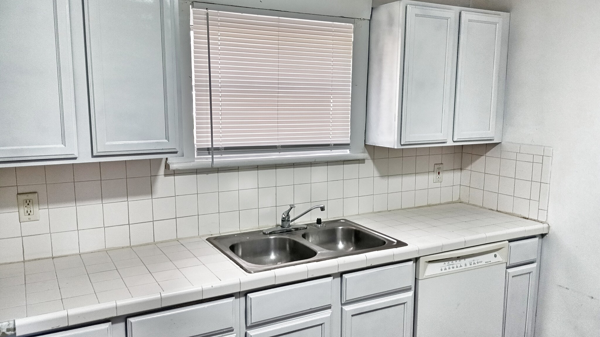 Stainless sink and dishwasher - 10008 N Pawnee Ave