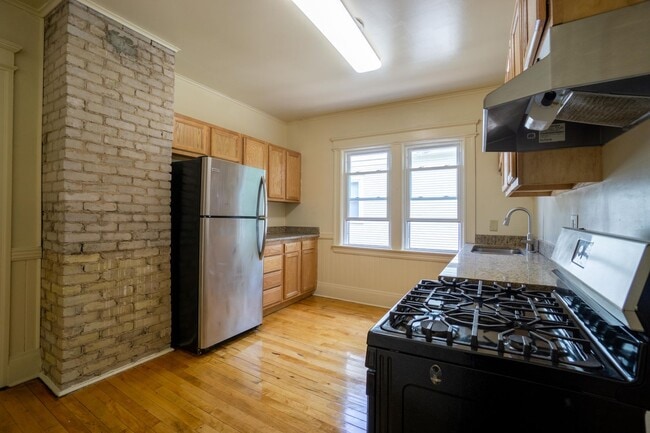 Building Photo - 833 Sumner Ave