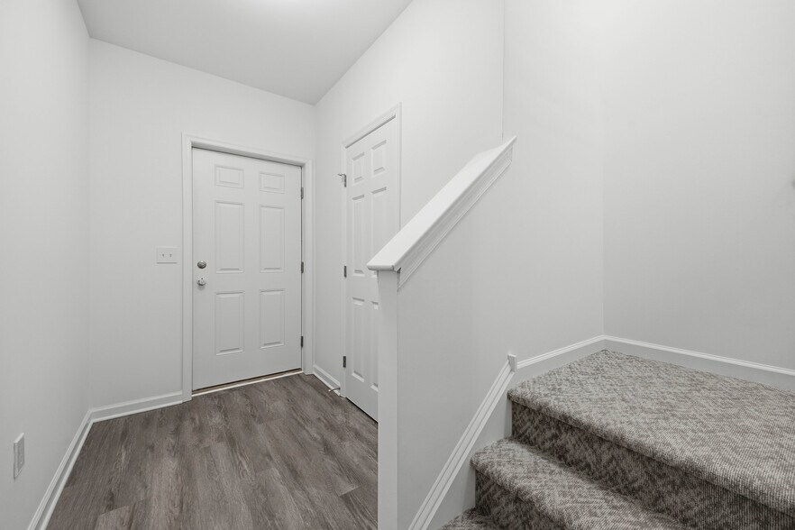 Building Photo - 1250 E 7th St