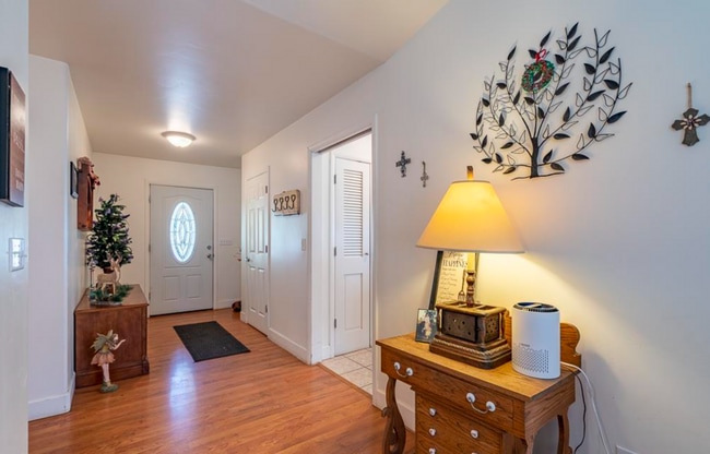 Building Photo - Three Bedroom Bayfield House Available for...
