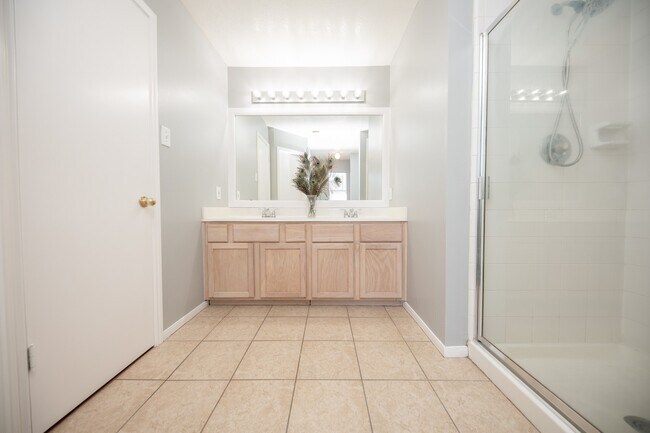 Building Photo - 8231 Chelsea Bend Ct