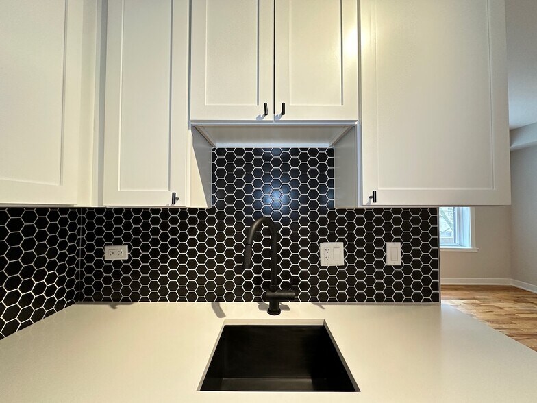 Building Photo - 661 W Wrightwood Ave