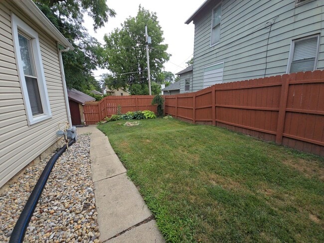 Building Photo - Charming 2-Bed, 1.5-Bath Single family hom...