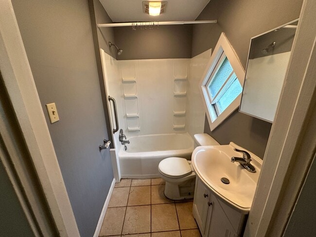 Building Photo - 554 Creedmore Ave