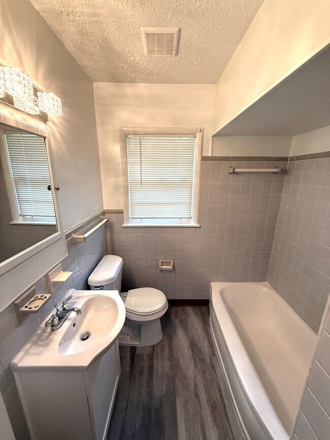 Building Photo - ** 3 bed 2 bath located off perry hill ** ...