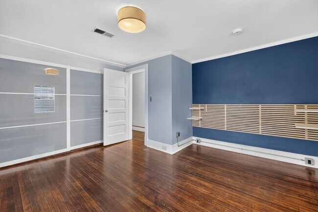 Building Photo - 907 Grandin Ave