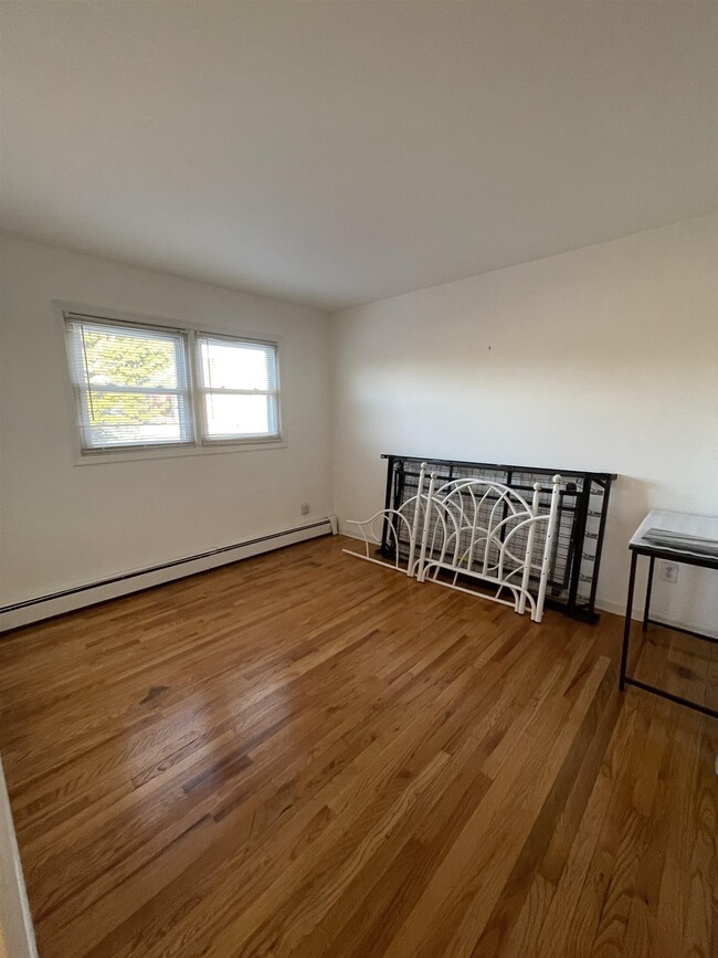 Building Photo - 908 River Dr