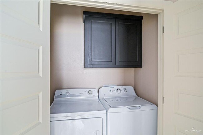 Building Photo - 18 N Ebony St