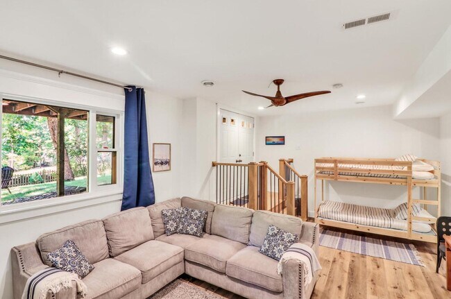 Building Photo - 543 Oakwood Trl