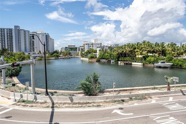 Building Photo - 2600 Collins Ave