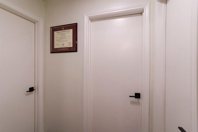 Building Photo - 906 Iris Dr