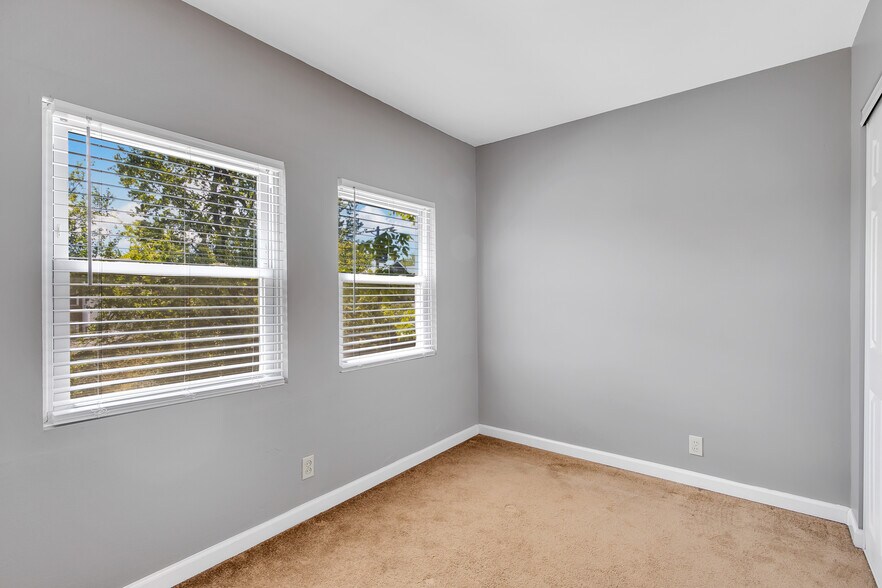 Building Photo - 5012 Chippewa St